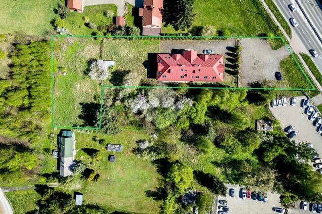 Nieruchomość komercyjna z gruntem i parkingiem przy DK94