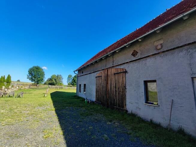 Poniemiecki dom ze stodołą i dużą działką