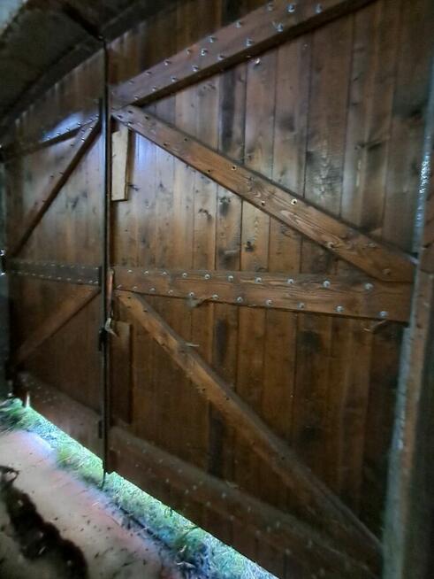 Poniemiecki dom ze stodołą i dużą działką