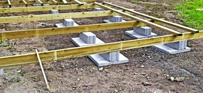 Zadaszenie domku holenderskiego z tarasem.