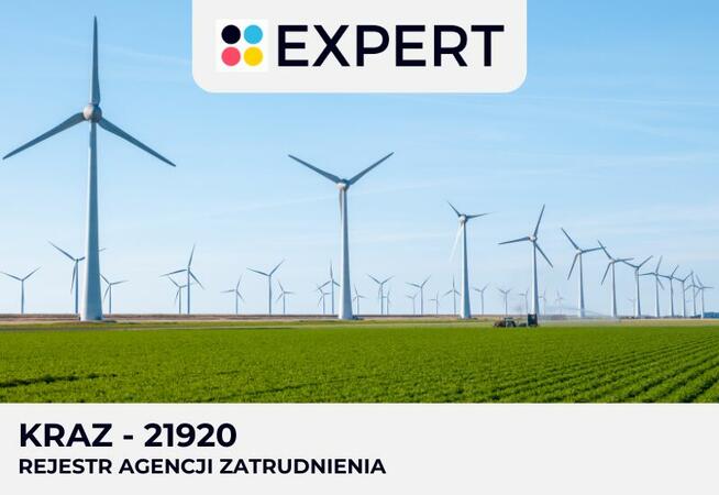 Pracownik produkcji przy czekoladkach i ciasteczkach