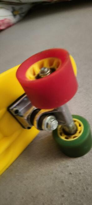 Deskorolka 22,5 na solidnych amortyzowanych kółkach łożyska