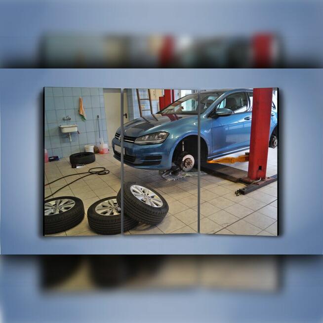 FotoObraz motoryzacyjny VW Golf w warsztacie