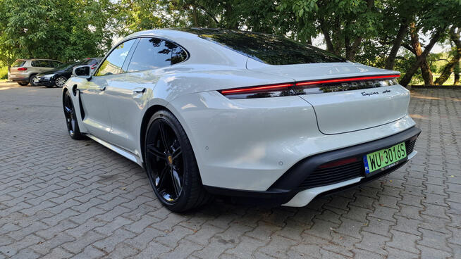 Wynajem auta do ślubu z kierowcą Porsche Taycan Turbo