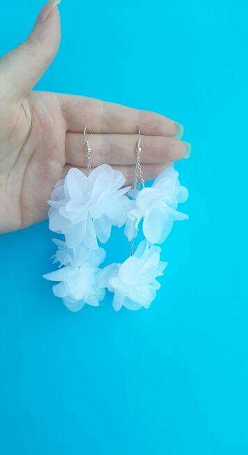 Białe długie kolczyki kwiaty, wakacyjna biżuteria