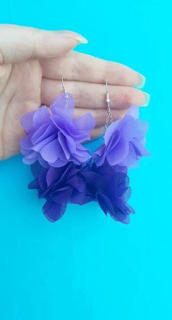 Białe długie kolczyki kwiaty, wakacyjna biżuteria