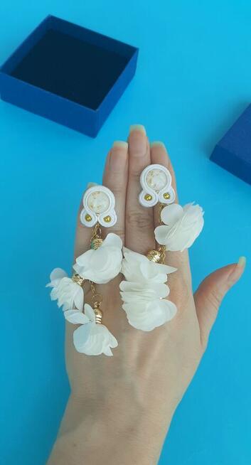 Kolczyki ślubne sutasz Białe kwiaty