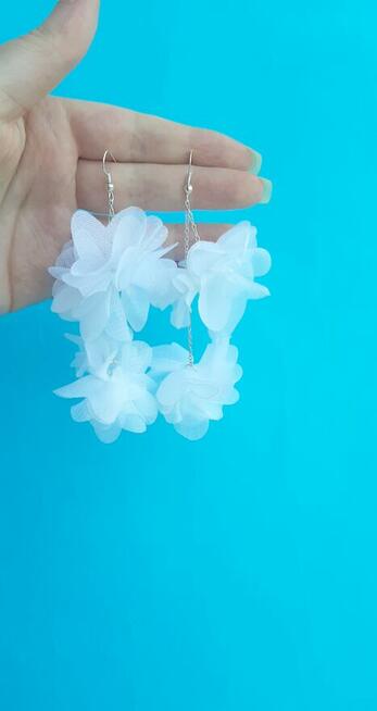 Białe długie kolczyki kwiaty, wakacyjna biżuteria
