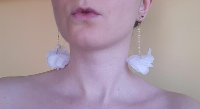 Kolczyki Białe kwiaty, długie wakacyjne, biżuteria pudrowy