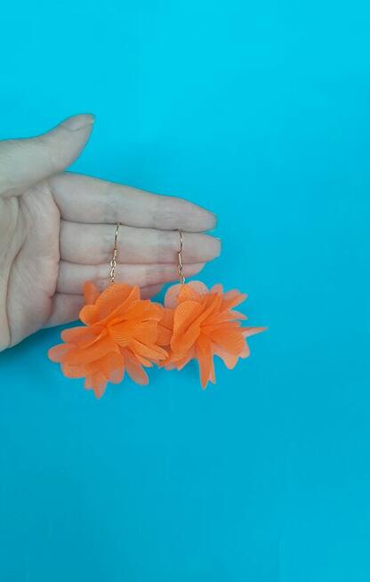 Kolczyki Białe kwiaty, długie wakacyjne, biżuteria pudrowy