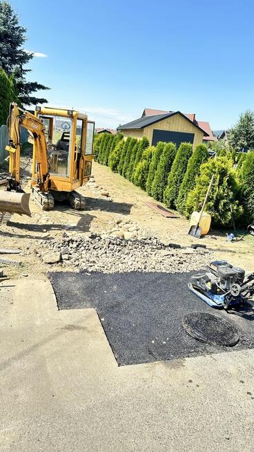 Roboty ziemne wykopy koparka i transport kruszywa