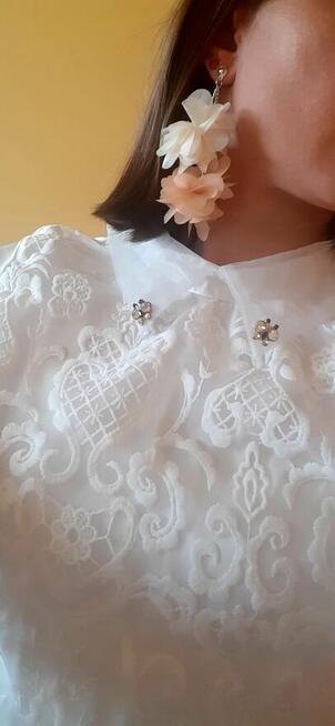 Białe długie kolczyki kwiaty, wakacyjna biżuteria