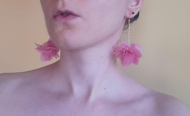 Kolczyki Białe kwiaty, długie wakacyjne, biżuteria pudrowy