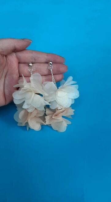 Białe długie kolczyki kwiaty, wakacyjna biżuteria