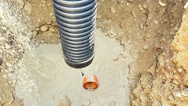 Roboty ziemne wykopy koparka i transport kruszywa