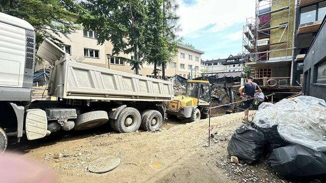 Roboty ziemne wykopy koparka i transport kruszywa