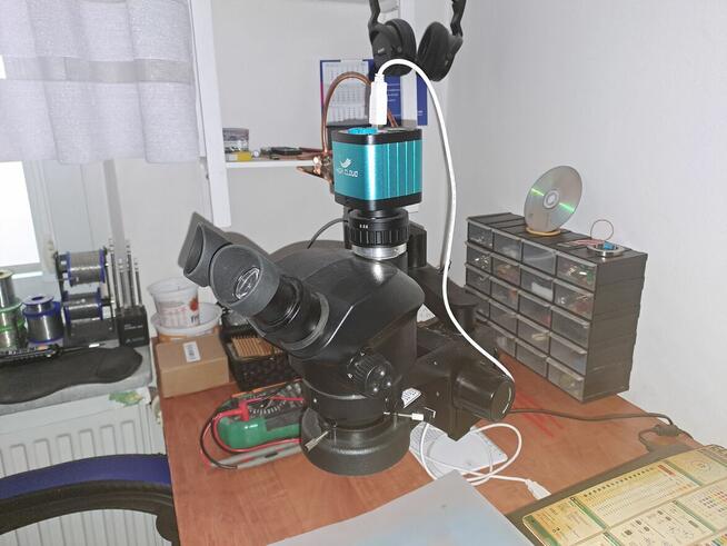 Monter podzespołów elektronicznych