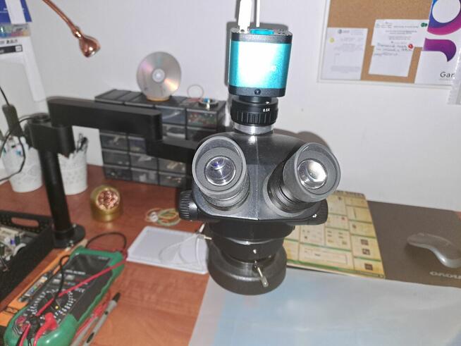 Monter podzespołów elektronicznych