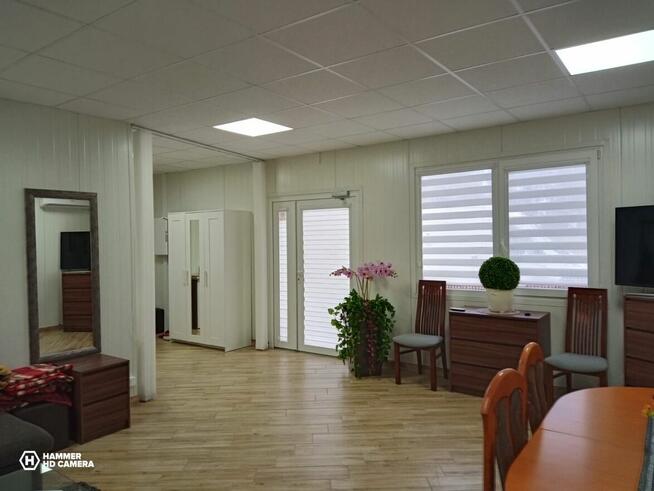 Urządzone mieszkanie w budynku z ogrodem i parkingami