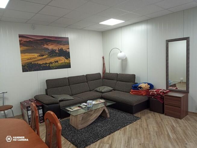 Urządzone mieszkanie w budynku z ogrodem i parkingami