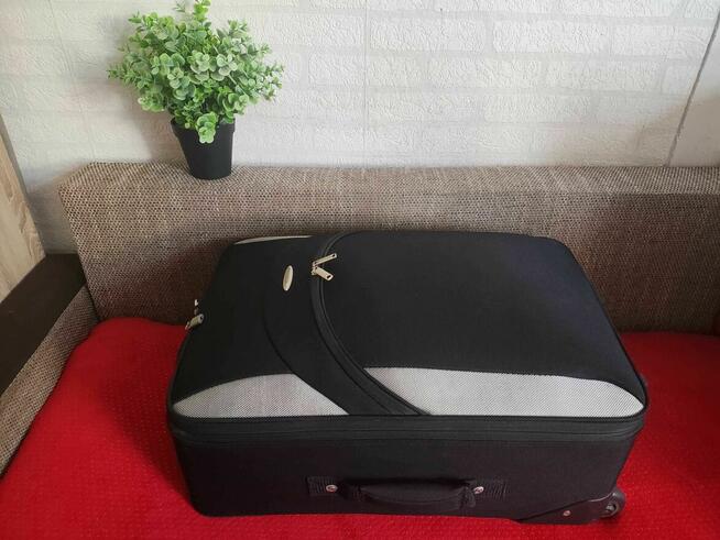 Walizka Globtroter na kółkach turystyczna podróżna Torba