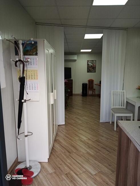 Urządzone mieszkanie w budynku z ogrodem i parkingami