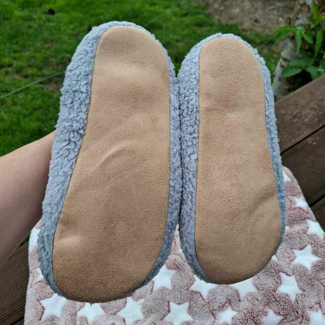 : Szare kapcie damskie z motywem kota – wkładka 25,5 cm