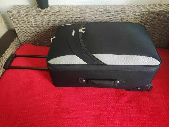 Walizka Globtroter na kółkach turystyczna podróżna Torba