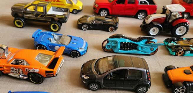 Zestaw 22 szt modeli aut hot wheels matchbox i innych