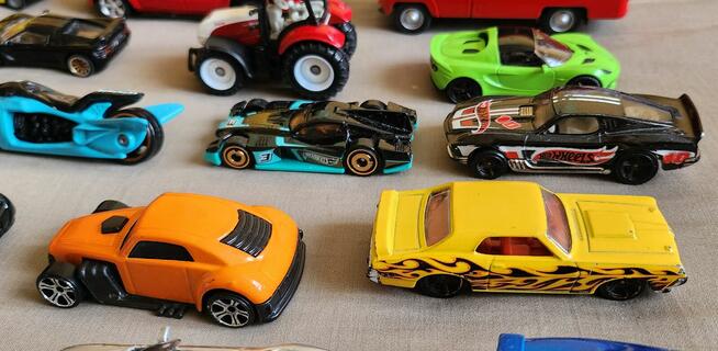 Zestaw 22 szt modeli aut hot wheels matchbox i innych
