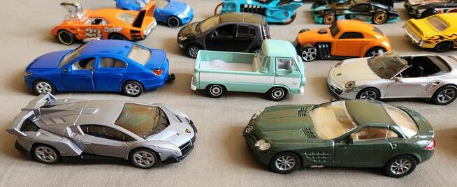 Zestaw 22 szt modeli aut hot wheels matchbox i innych