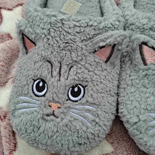 : Szare kapcie damskie z motywem kota – wkładka 26 cm
