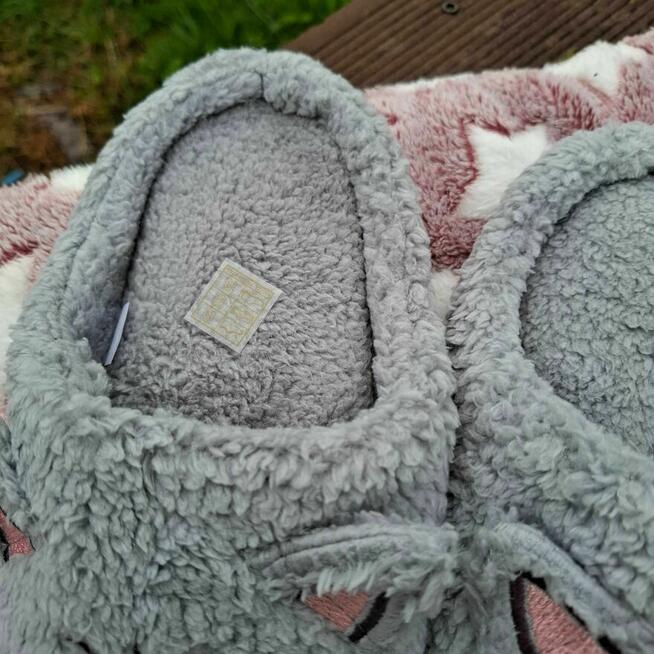 : Szare kapcie damskie z motywem kota – wkładka 26 cm