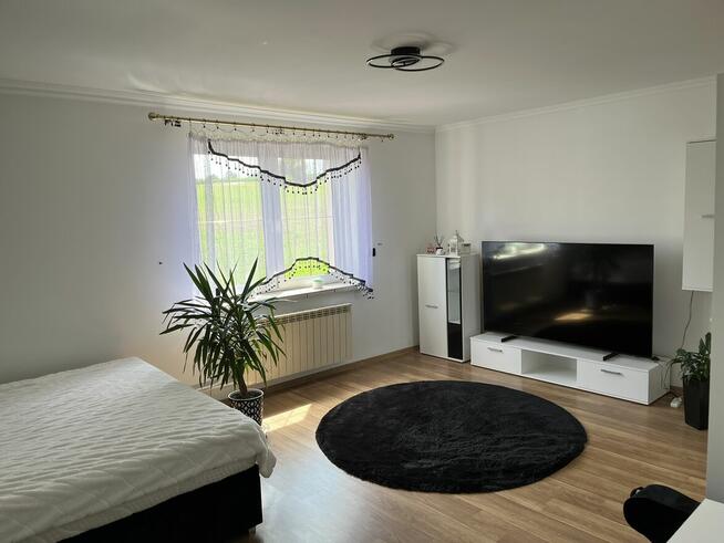 Urokliwe siedlisko na wsi z dużą działką, idealne na stałe za