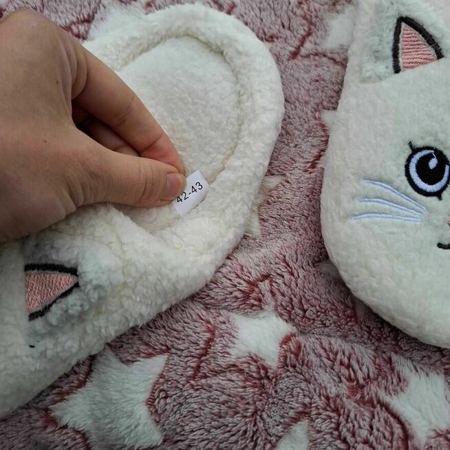 Kapcie damskie kotki – puszyste i urocze, 26 cm