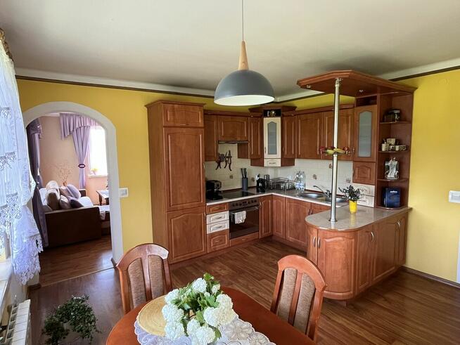 Urokliwe siedlisko na wsi z dużą działką, idealne na stałe za