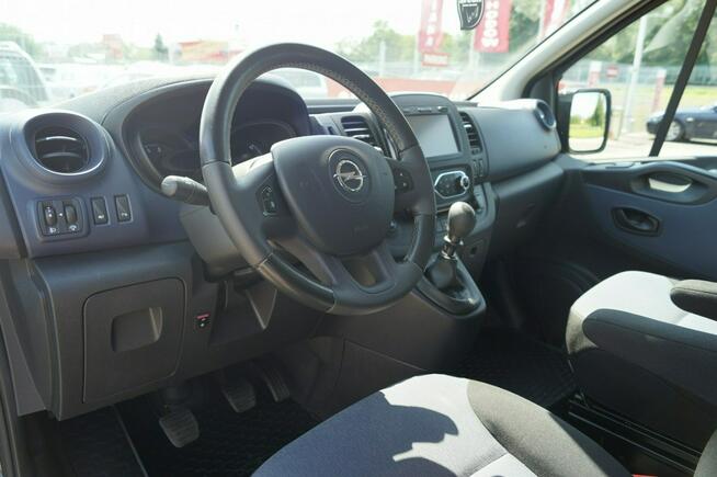 Opel Vivaro 5 os. LONG Brygadówka NAVI Hak grz. fotele climatronic Doinwestowany