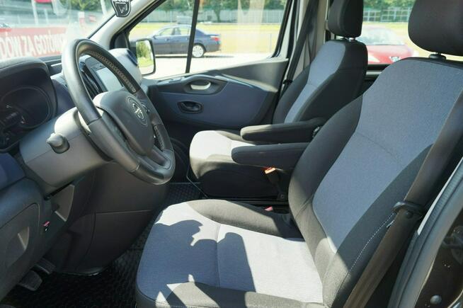 Opel Vivaro 5 os. LONG Brygadówka NAVI Hak grz. fotele climatronic Doinwestowany