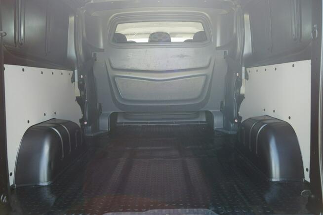 Opel Vivaro 5 os. LONG Brygadówka NAVI Hak grz. fotele climatronic Doinwestowany