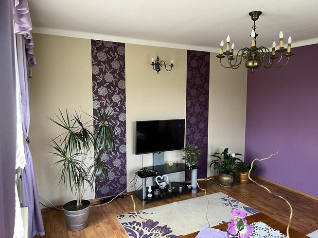 Urokliwe siedlisko na wsi z dużą działką, idealne na stałe za