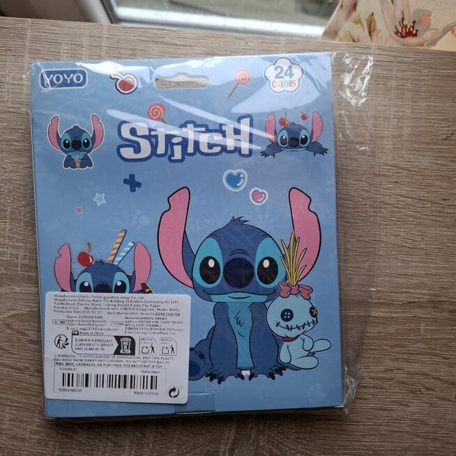 Zestaw 24 kolorowych kredek z motywem Stitcha
