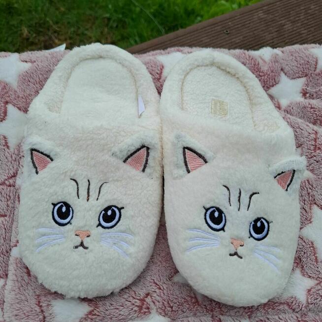 Kapcie damskie kotki – puszyste i urocze, 26 cm