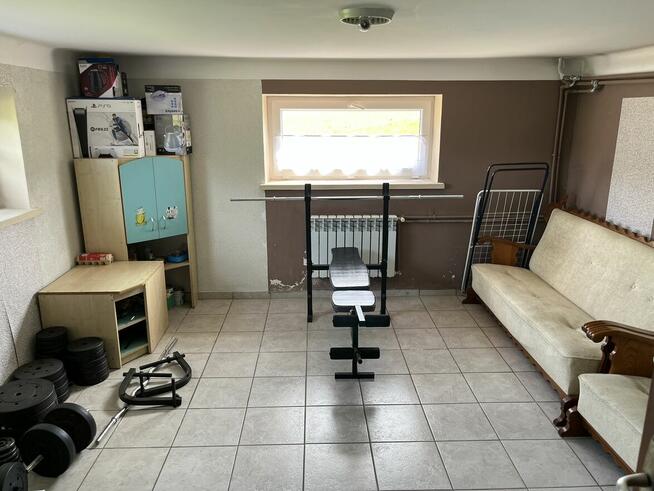 Urokliwe siedlisko na wsi z dużą działką, idealne na stałe za