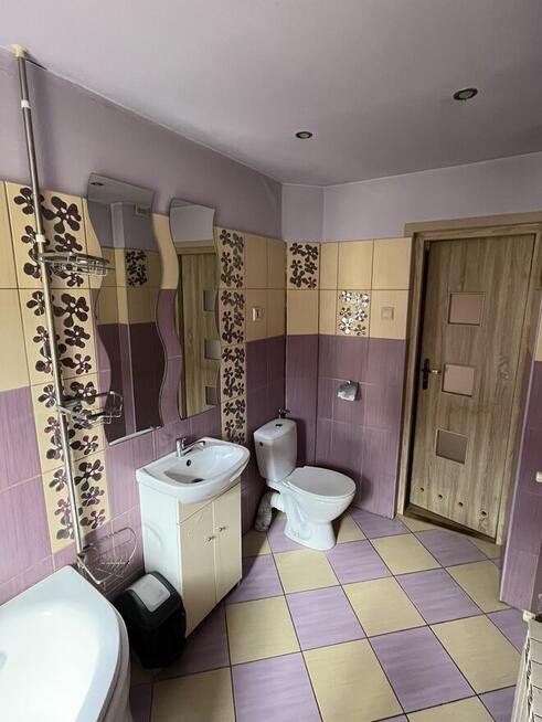 Urokliwe siedlisko na wsi z dużą działką, idealne na stałe za