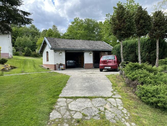 Urokliwe siedlisko na wsi z dużą działką, idealne na stałe za