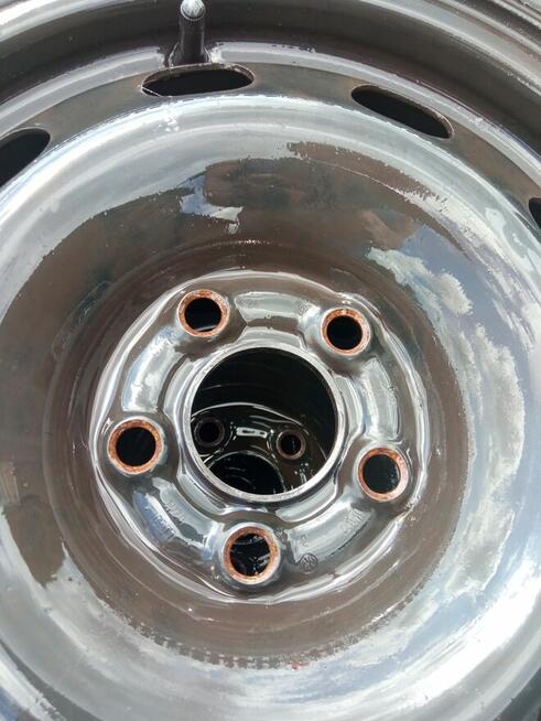 Oferuję używaną felgę stalową do samochodu marki z oponami o