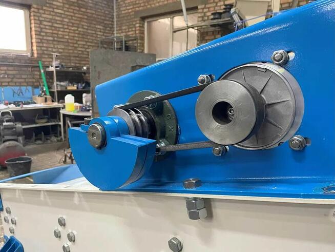 Przesiewacz wibracyjny GV-500 z przenośnikiem taśmowym