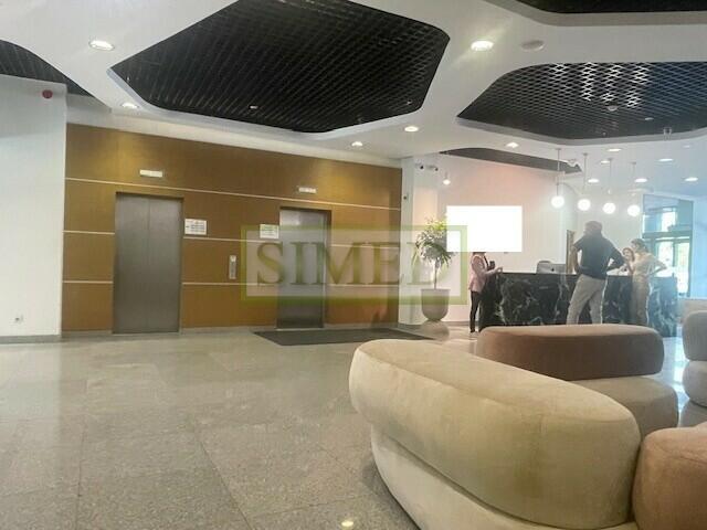 Otwarta przestrzeń,kuchnia, serwerownia ,parking .