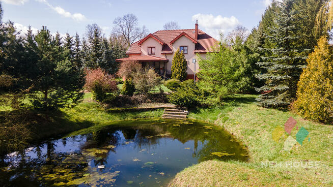 Przestronny dom z garażami, tarasem, staw, ogród