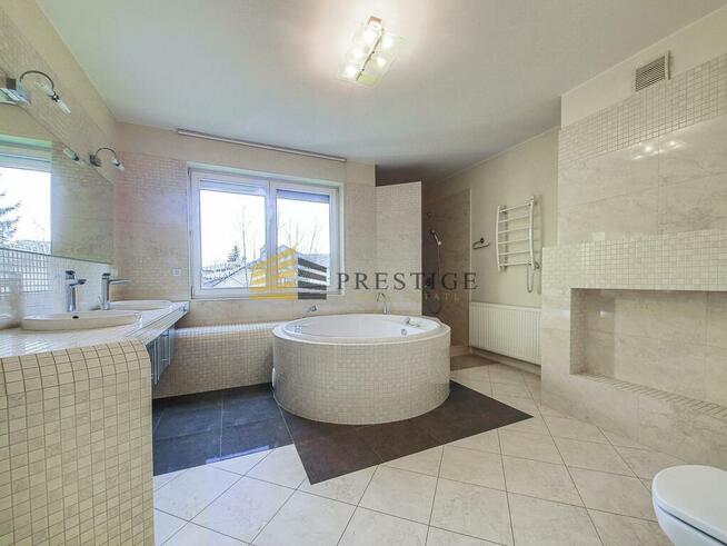 Dom z 6 sypialniami i ogrodem w Konstancinie